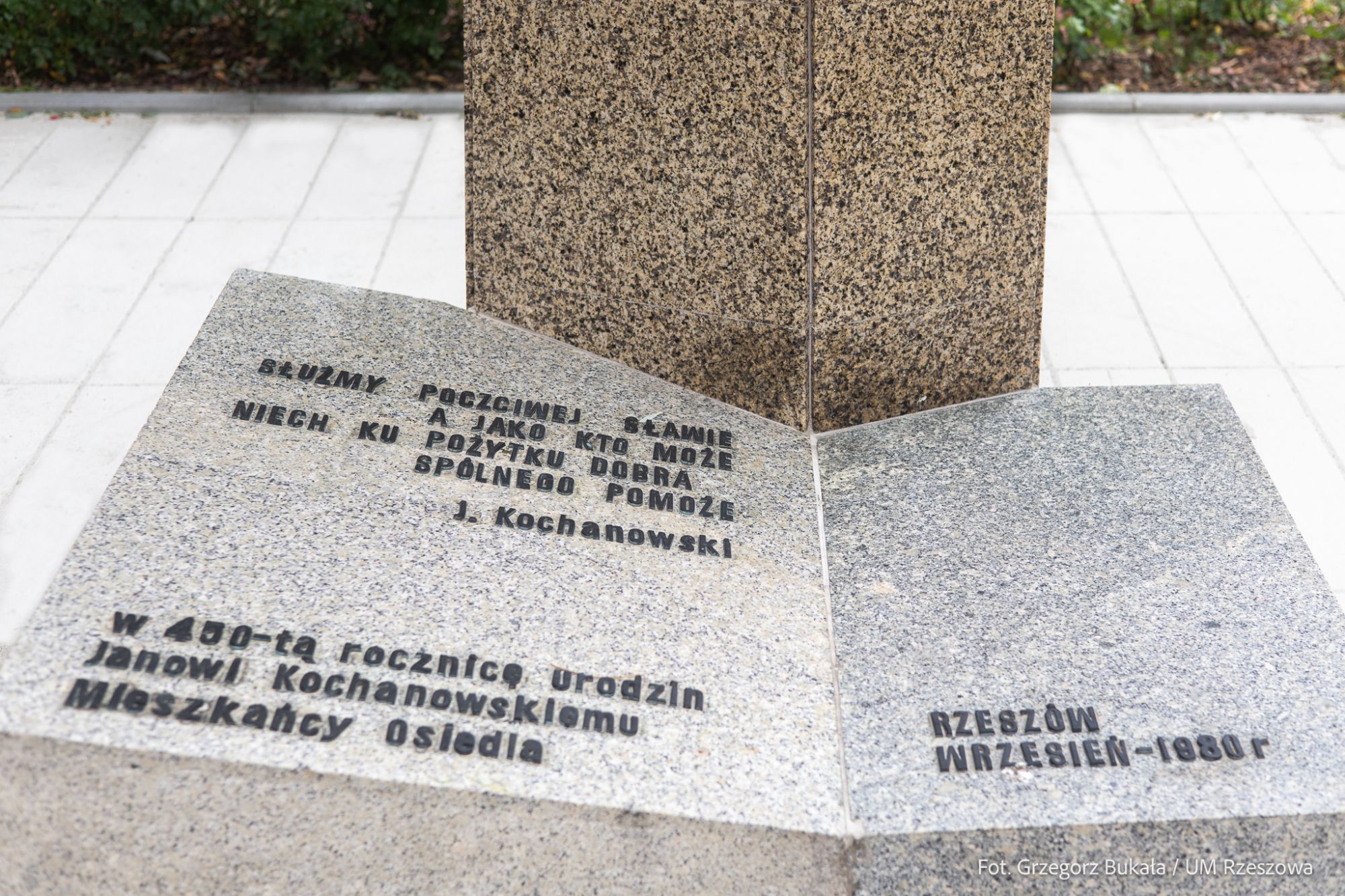 tablica przy pomniku Jana Kochanowskiego,fot. Grzegorz Bukała, Urząd Miasta Rzeszowa